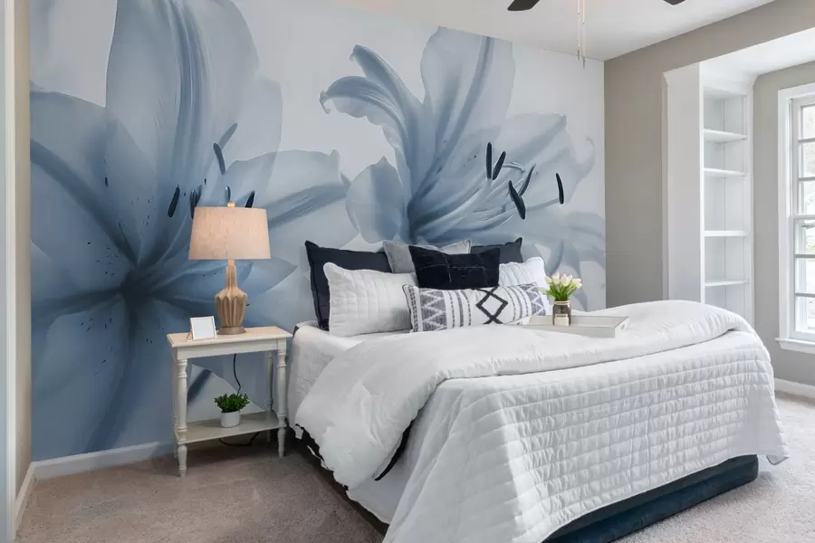 Fototapetes Zilu minimālistisku liliju ziedu mīksts fokuss tuvplānā uz gaiša fona w08586