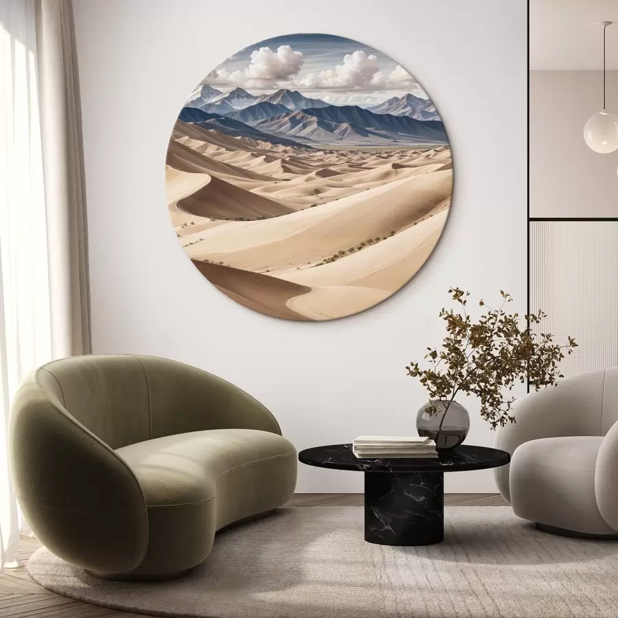 Glezna Plaša tuksneša ainava ar kāpu sēkļiem, nelīdzeniem kalniem tālumā un dramatiskām mākoņainām debesīm r41089