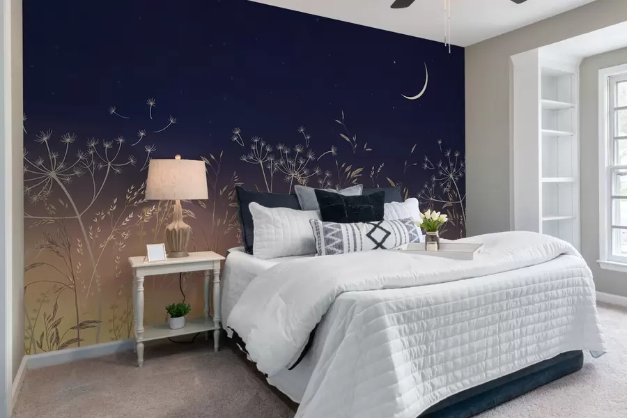 Fototapetes Pienenes ar savvaļas ziediem uz saulrieta fona ar zilām debesīm un mēnesi w08567