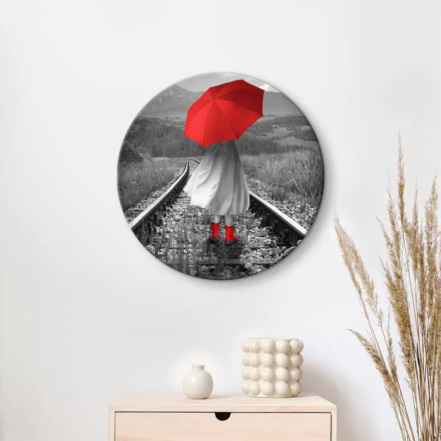 Glezna Persona ar sarkanu lietussargu uz dzelzceļa sliedēm r37301