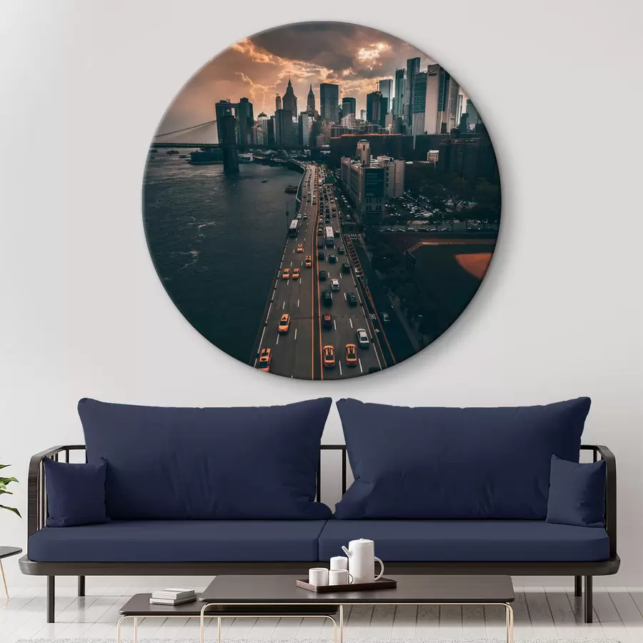 Glezna Tilts pār ūdeni ar automašīnām un ēkām fonā r37482