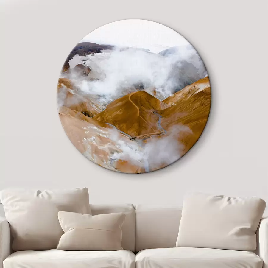 Glezna Miglaini kalni zem mākoņainām debesīm r37890