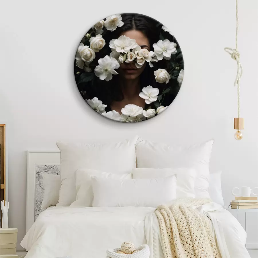 Glezna Sieviete slēpj seju aiz baltiem ziediem r38194