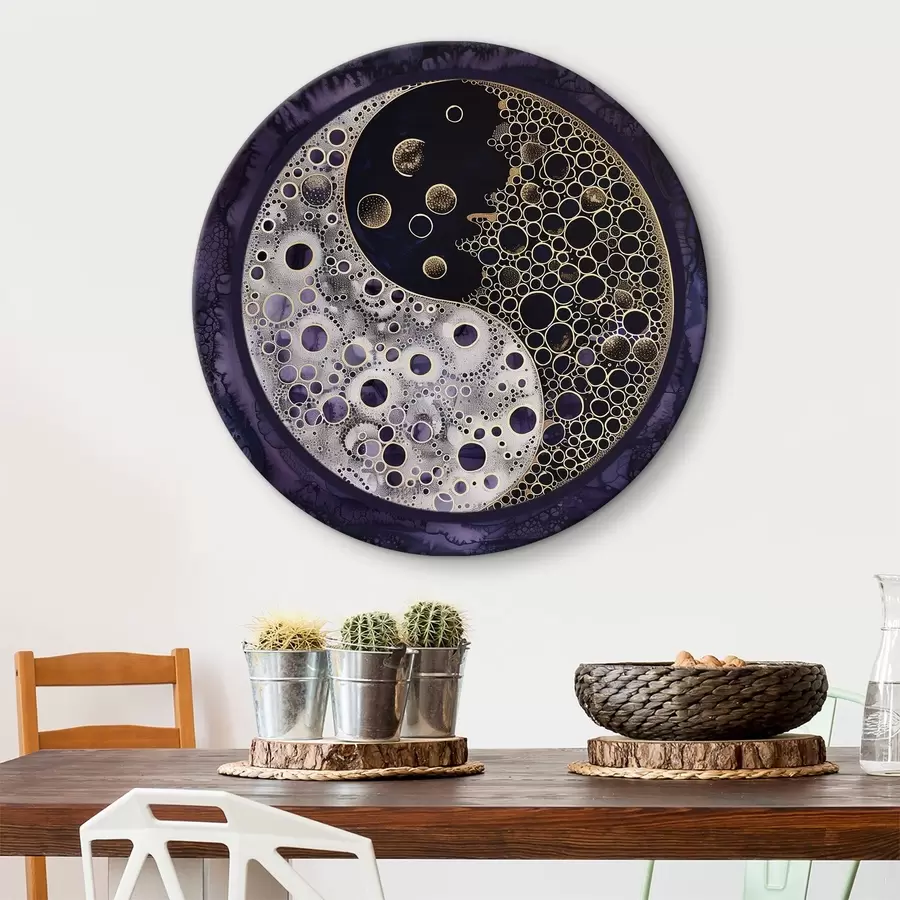 Glezna Yin un yang simbols uz violetā fona r38535