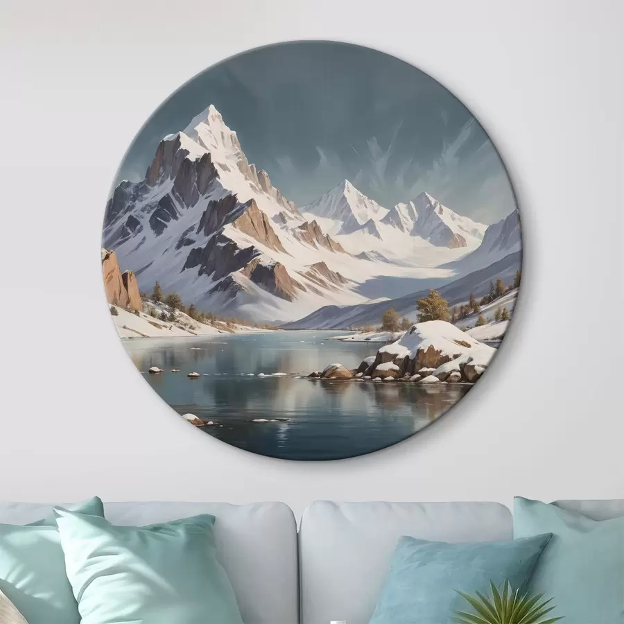 Glezna Sniegota kalnu grēda, kas atspoguļojas mierīgā ezerā, ar uz ūdens peldošām laivām un dramatiski mākoņainām debesīm r40551