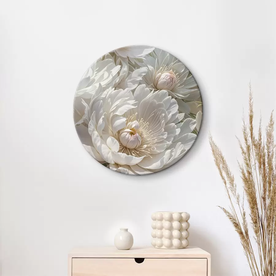 Glezna Vairāku lielu, baltu peoniju ziedu tuvplāns ar maigiem, maigiem ziedlapiņām un spilgti dzelteniem centriem r40575