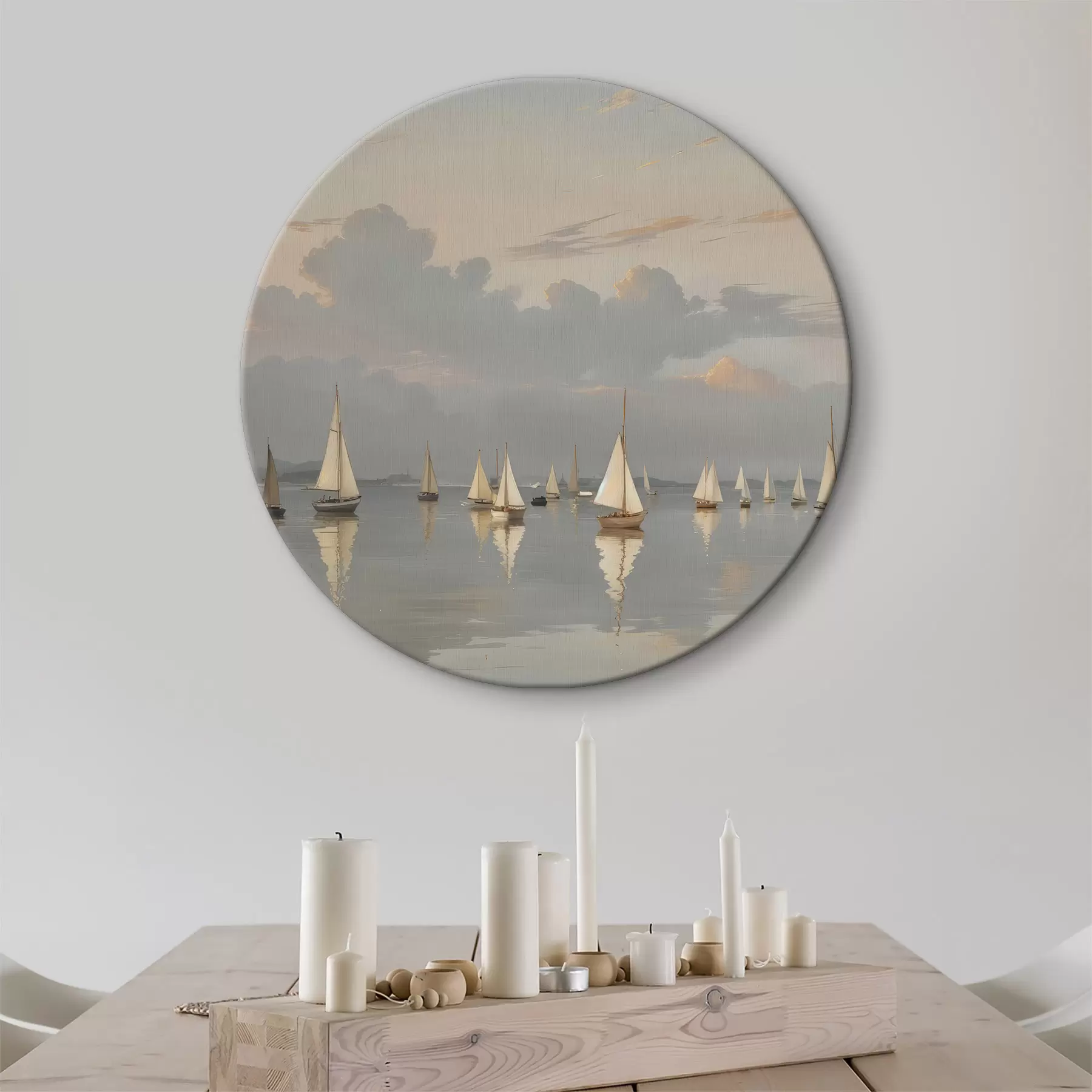 Glezna Baltu buru laivu flote uz mierīga, atstarojoša ūdenstilpnes saulrieta laikā ar mākoņainām debesīm fonā r40615