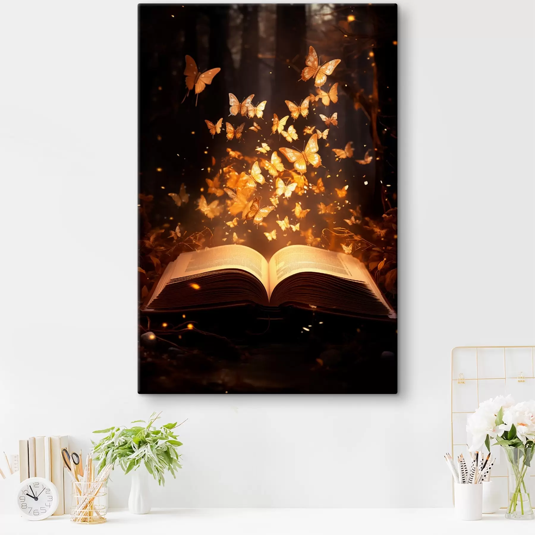 Fototapetes Atvērta grāmata, no kuras tumšā, maģiskā mežā gaismas stariem mirdz gaismas tauriņi. s42573