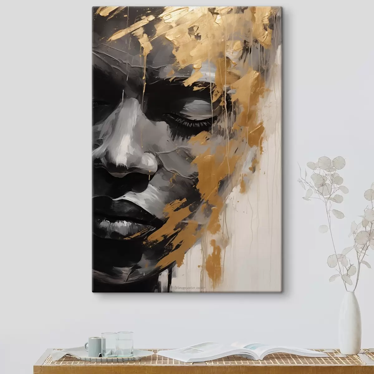 Glezna Sievietes abstrakts portrets melnbaltos toņos ar drosmīgiem, siltiem otas triepieniem, kas piešķir kontrastu un emocionālu dziļumu. s42622