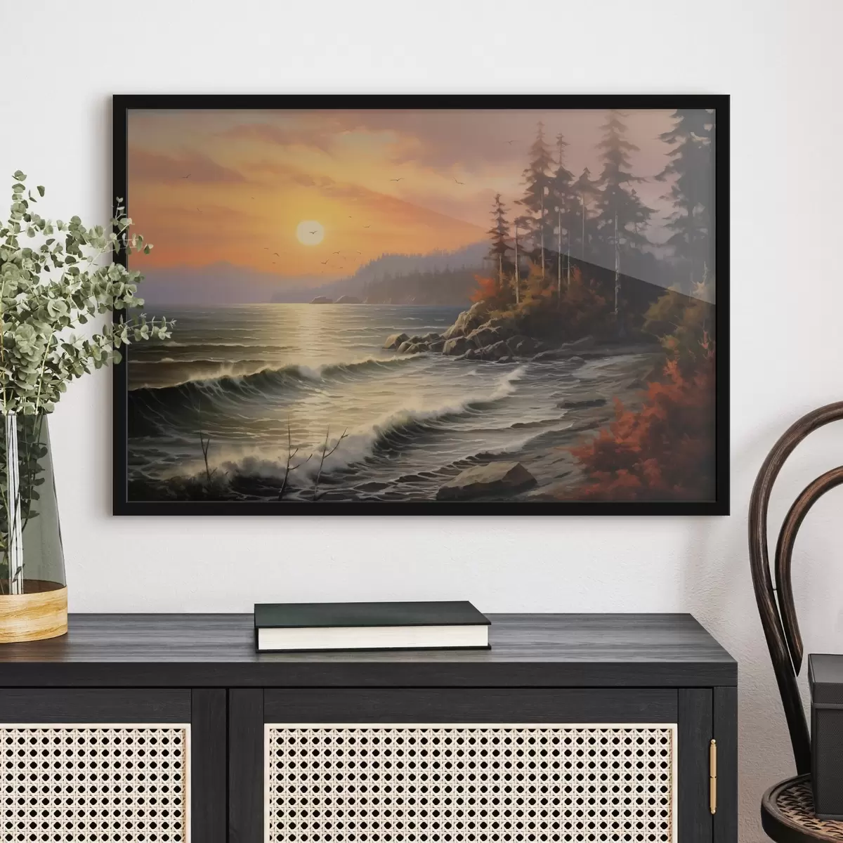 Plakāts Saulriets virs jūras krasta ar viļņiem, priežu mežu un rudens krāsām priekšplānā. f42571