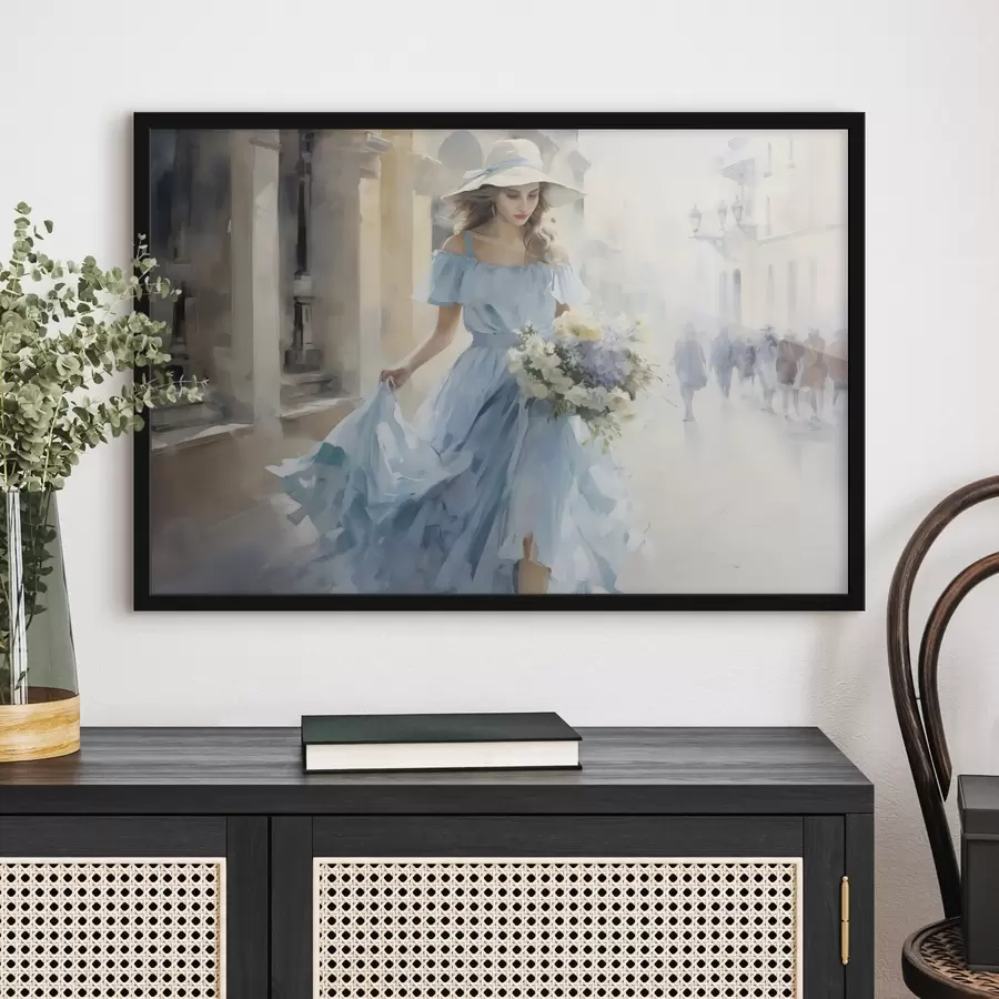 Fototapetes Eleganta meitene gaiši zilā kleitā un cepurē pastaigājas pa pilsētu, rokās turot ziedu pušķi, vieglā un romantiskā noskaņojumā. f42580