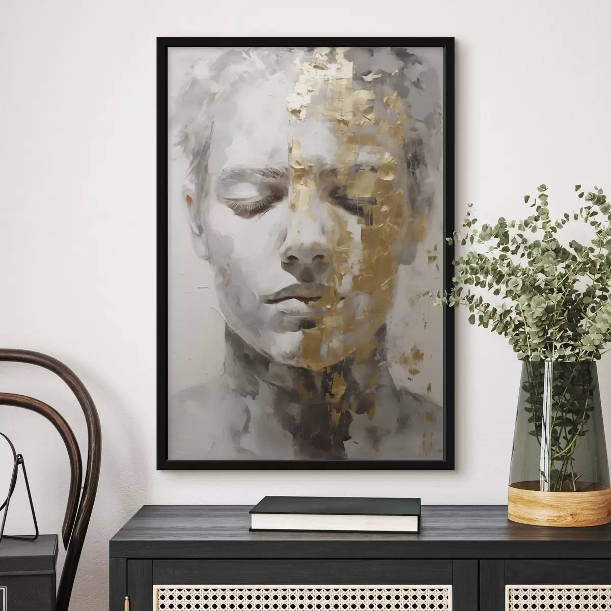 Plakāts Abstrakts portrets ar aizvērtām acīm, kas veidots gaišos toņos ar kontrastējošiem siltiem otas triepieniem, kas rada dziļu un meditatīvu noskaņu. f42624