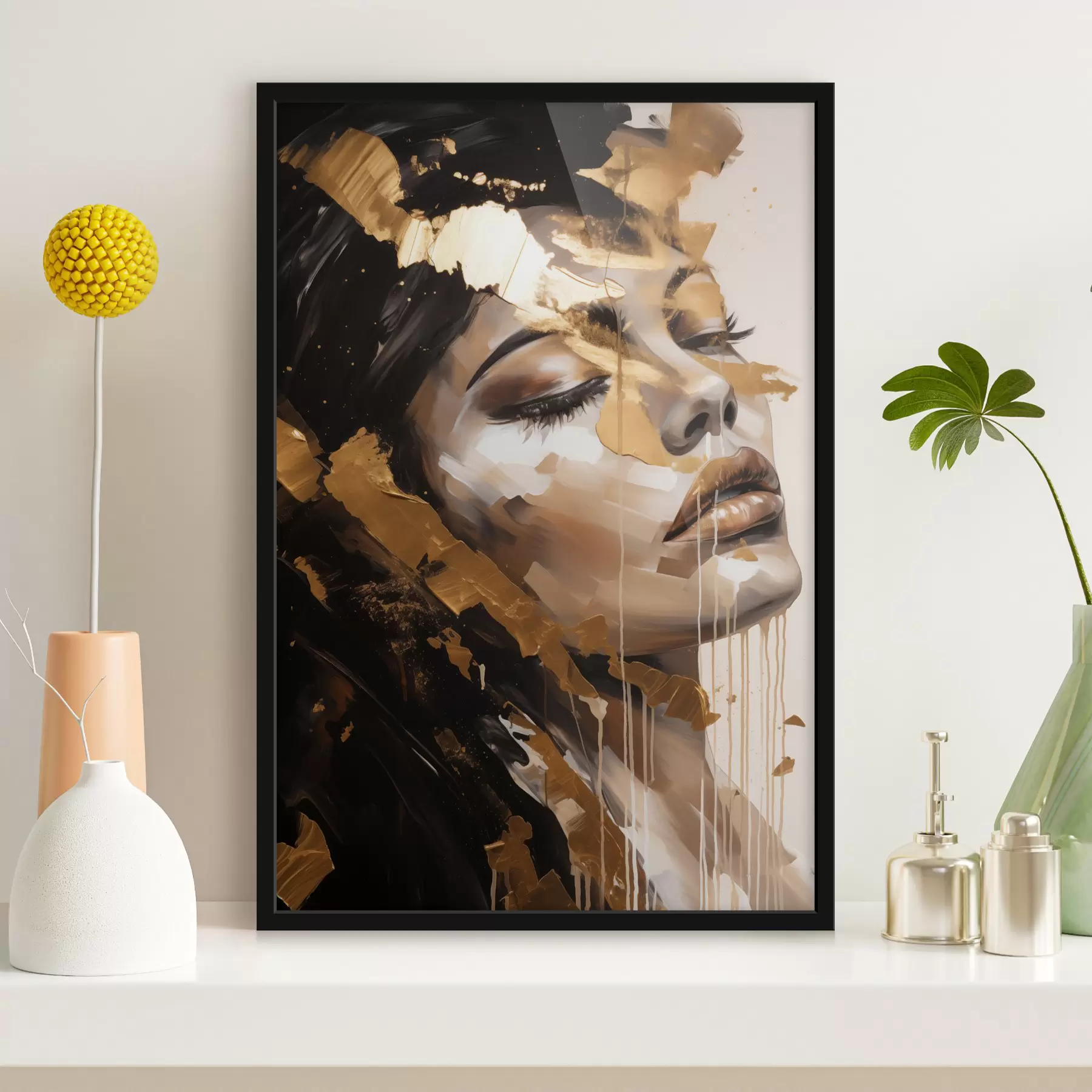 Fototapetes Sievietes abstrakts portrets ar maigu sejas izteiksmi, kas ieturēts siltos toņos ar dinamiskiem otas triepieniem, kuri piešķir dziļumu un emocijas. f42627