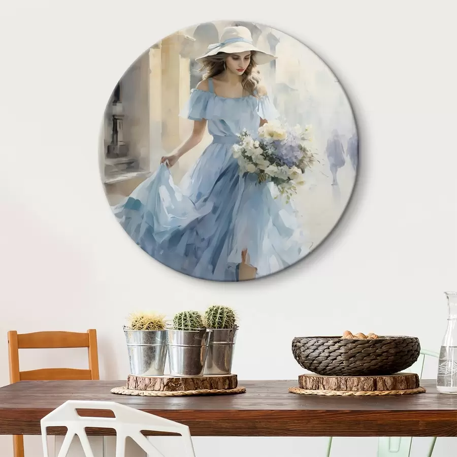 Fototapetes Eleganta meitene gaiši zilā kleitā un cepurē pastaigājas pa pilsētu, rokās turot ziedu pušķi, vieglā un romantiskā noskaņojumā. r42580