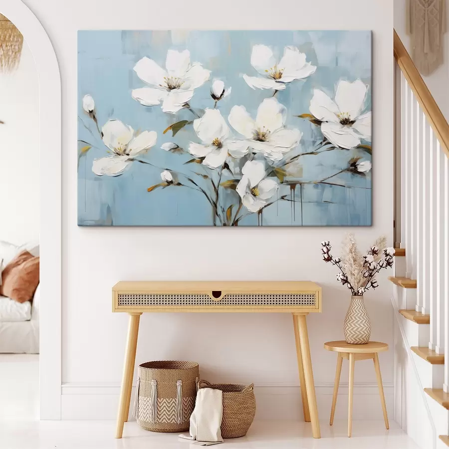 Glezna Balti ziedi ar maigām ziedlapiņām un zaļām lapām uz gaiši zila fona eļļas glezna imitācija s42719