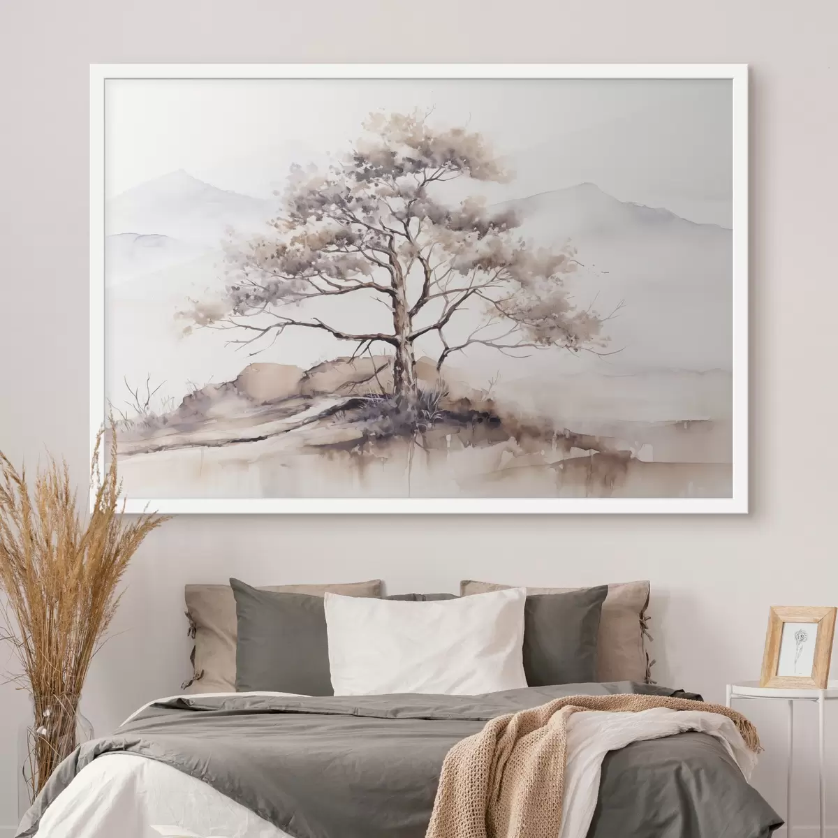 Plakāts Vientuļš koks ar savītu stumbru un retiem zariem uz maiga, klusināta kalnu fona f42715