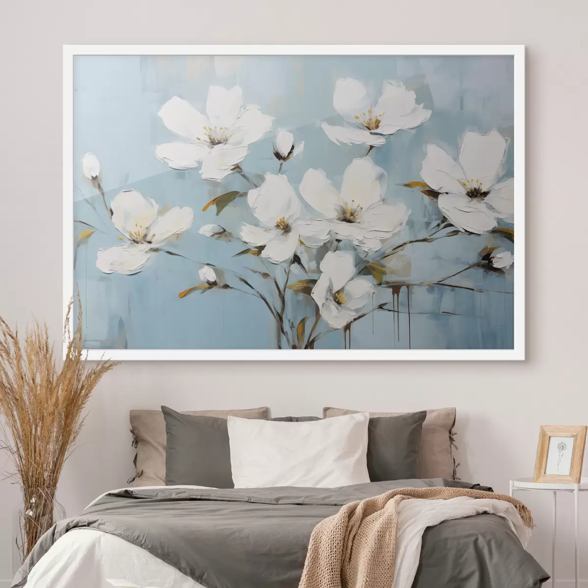Plakāts Balti ziedi ar maigām ziedlapiņām un zaļām lapām uz gaiši zila fona eļļas glezna imitācija f42719