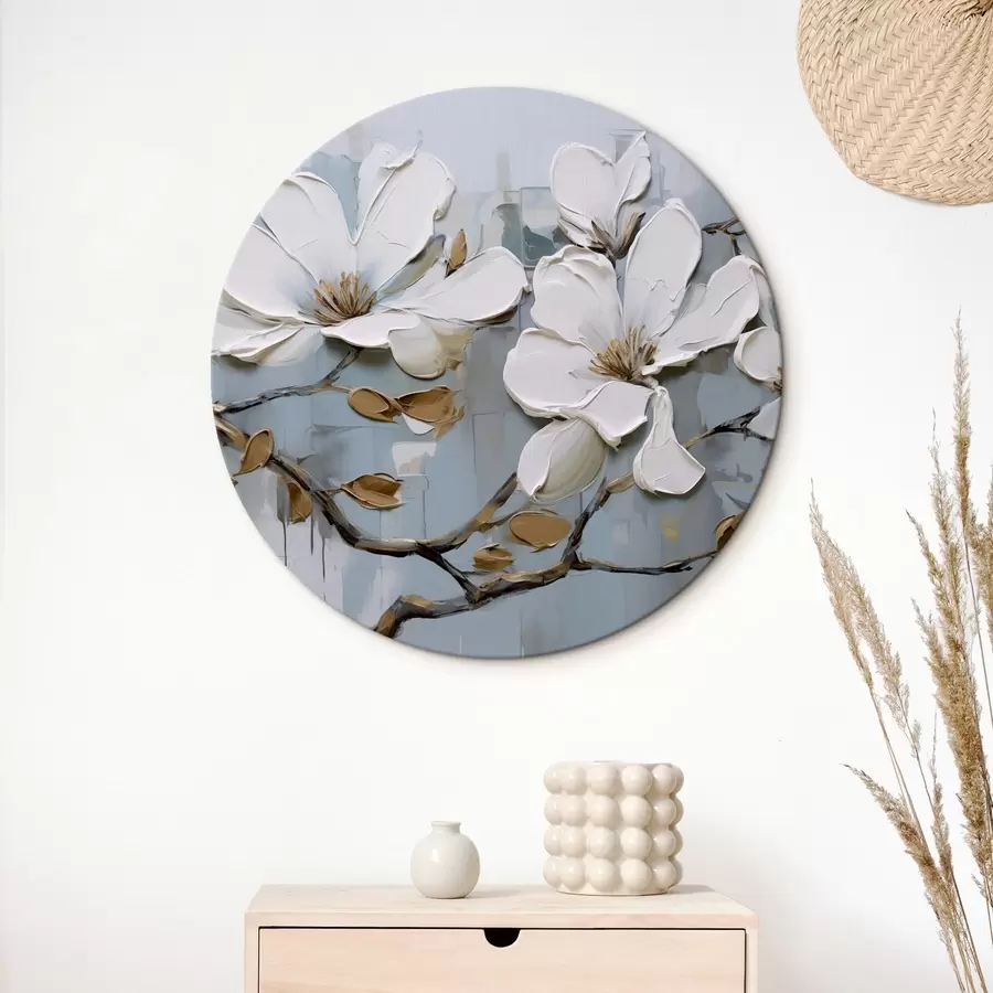 Glezna Balti magnolijas ziedi ar teksturētām ziedlapiņām un brūnām lapām uz maigi zila fona eļļas glezna imitācija r42711