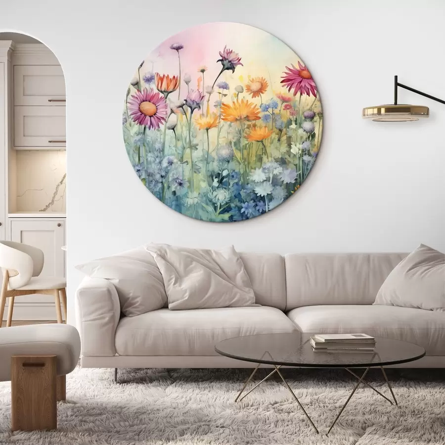 Glezna Spilgts lauka lauks ar augstiem un sulīgiem savvaļas ziediem uz maiga pasteļkrāsas akvareļfona r42726