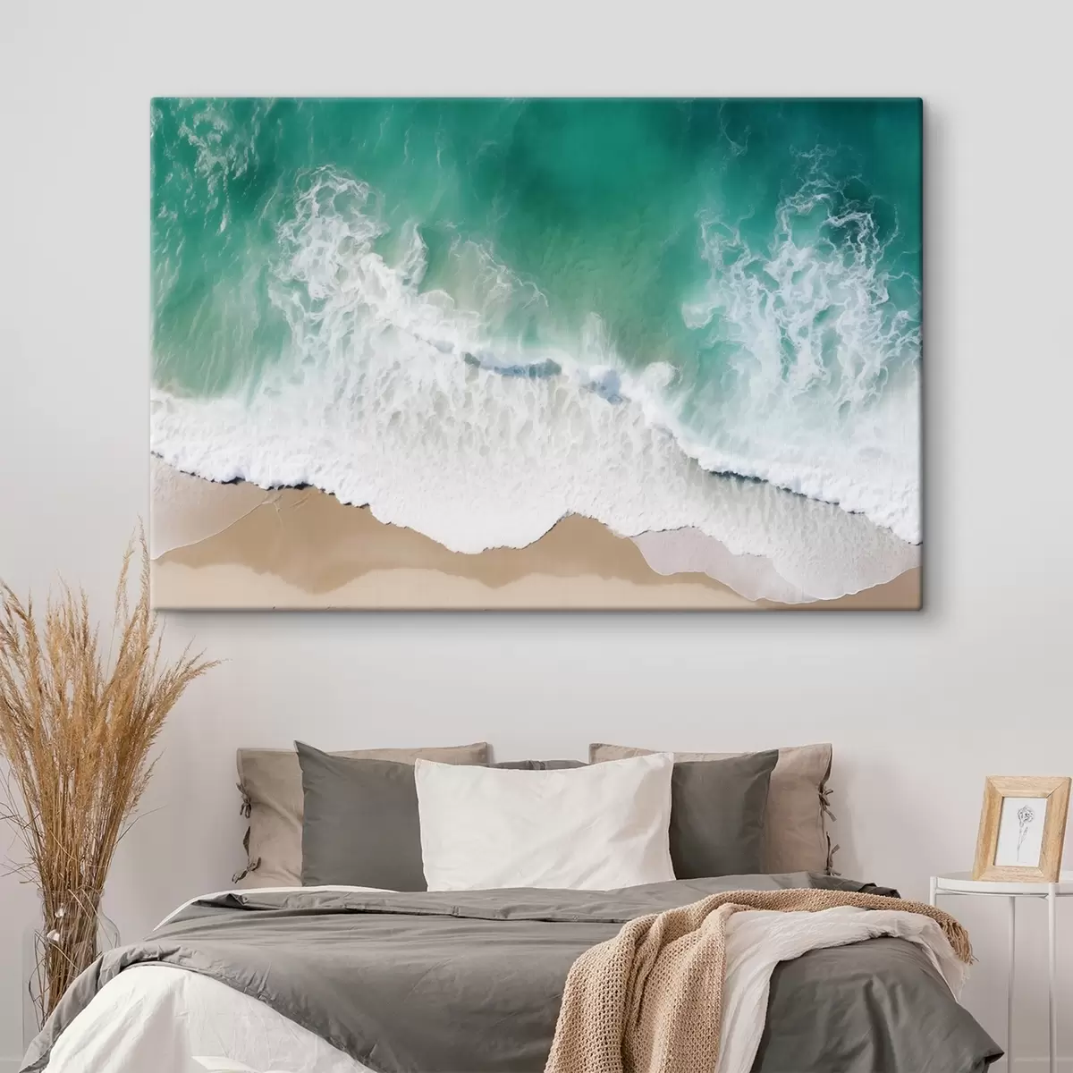 Glezna Skats no gaisa uz jūras krastu ar tirkīza krāsas viļņiem, kas maigi uzskalo smilšaino pludmali s42930