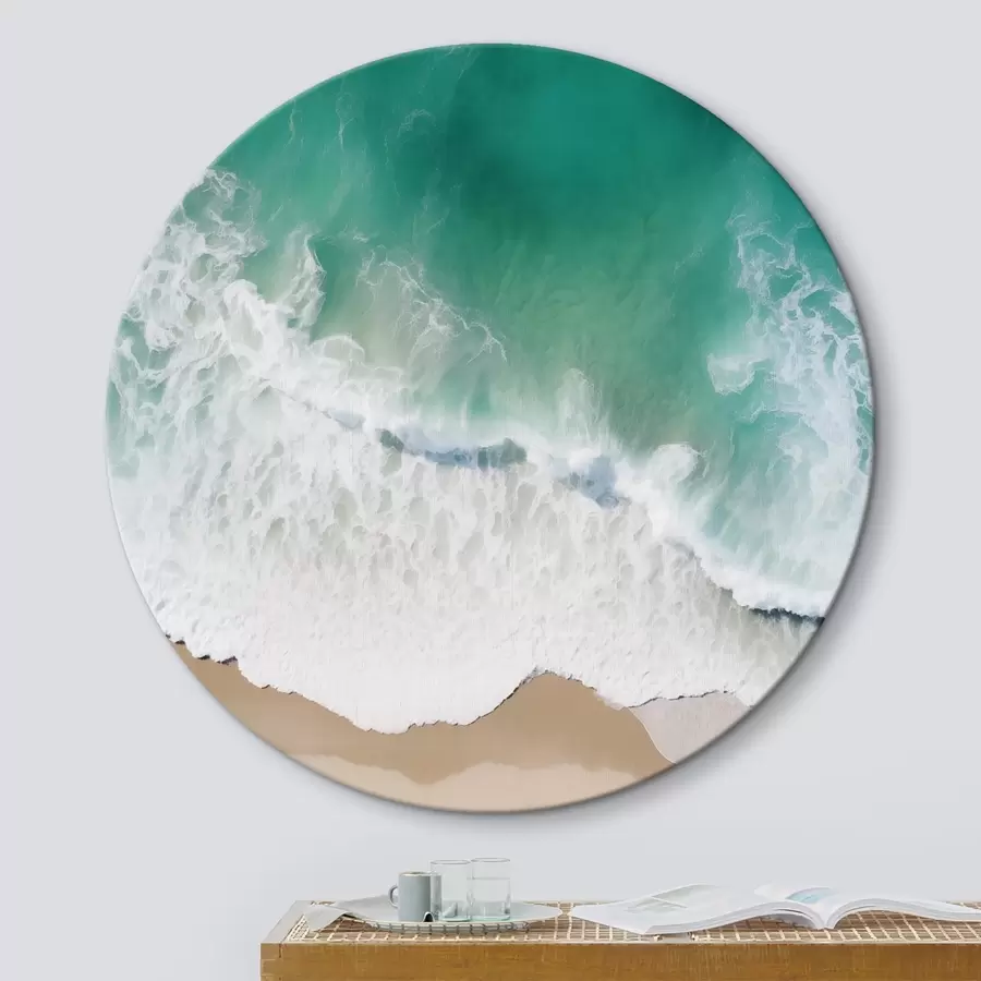 Fototapetes Skats no gaisa uz jūras krastu ar tirkīza krāsas viļņiem, kas maigi uzskalo smilšaino pludmali r42930