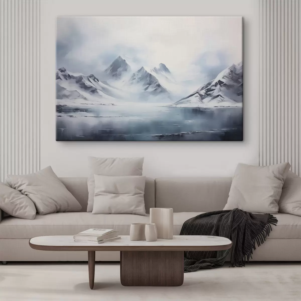 Glezna Sniegota kalnu ainava ar ezeru priekšplānā, virsotnes klāj sniegs un debesis ir apmākušās s43174