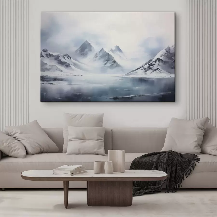 Fototapetes Sniegota kalnu ainava ar ezeru priekšplānā, virsotnes klāj sniegs un debesis ir apmākušās s43174