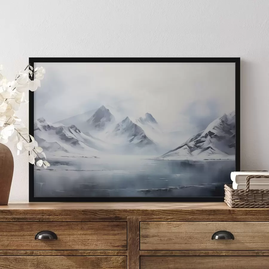 Fototapetes Sniegota kalnu ainava ar ezeru priekšplānā, virsotnes klāj sniegs un debesis ir apmākušās f43174