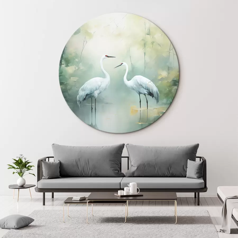 Glezna Divas baltas dzērves dīķī, ko ieskauj zaļš mežs ar mīkstu, izkliedētu apgaismojumu r43166