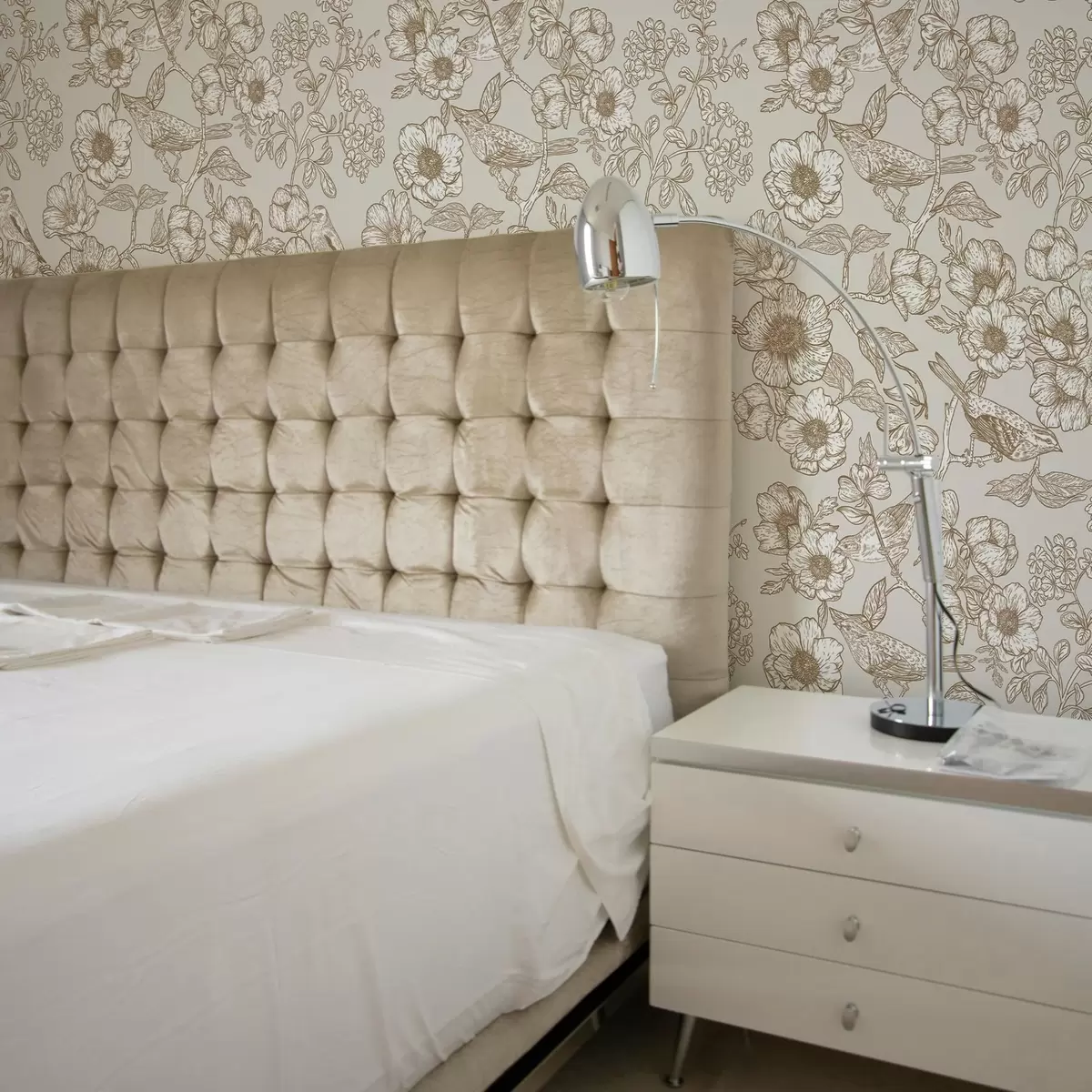 Tapetes Gleznoti putni uz zariem un ziediem a00017