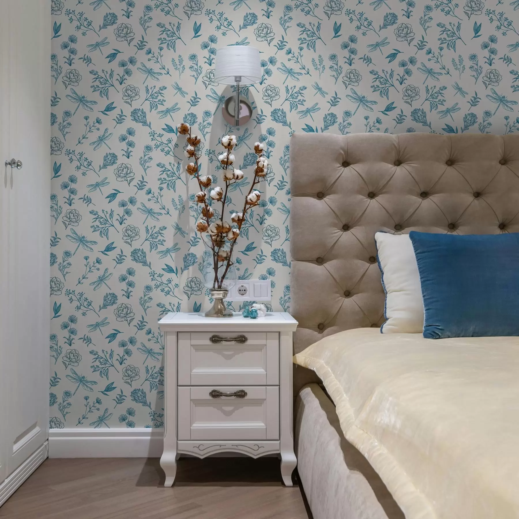 Fototapetes Zili ziedi, lapas un varavīksnes uz balta fona a00025