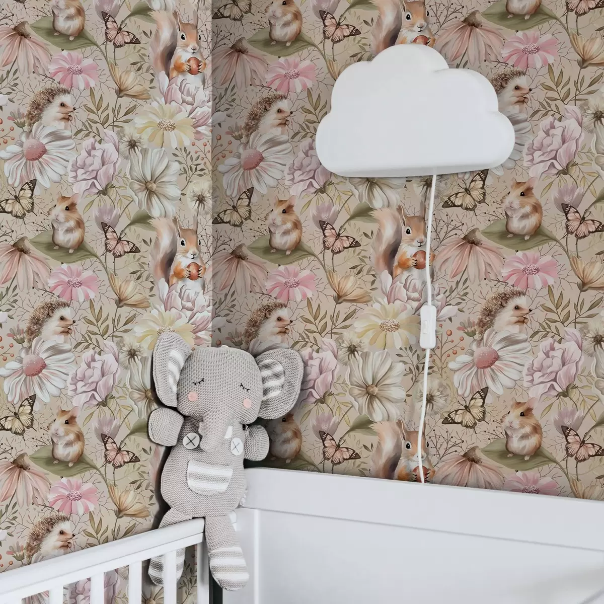 Tapetes Mīlīgs ezis, vāverīte, kāmītis un tauriņi ar ziediem pasteļtoņos a00051