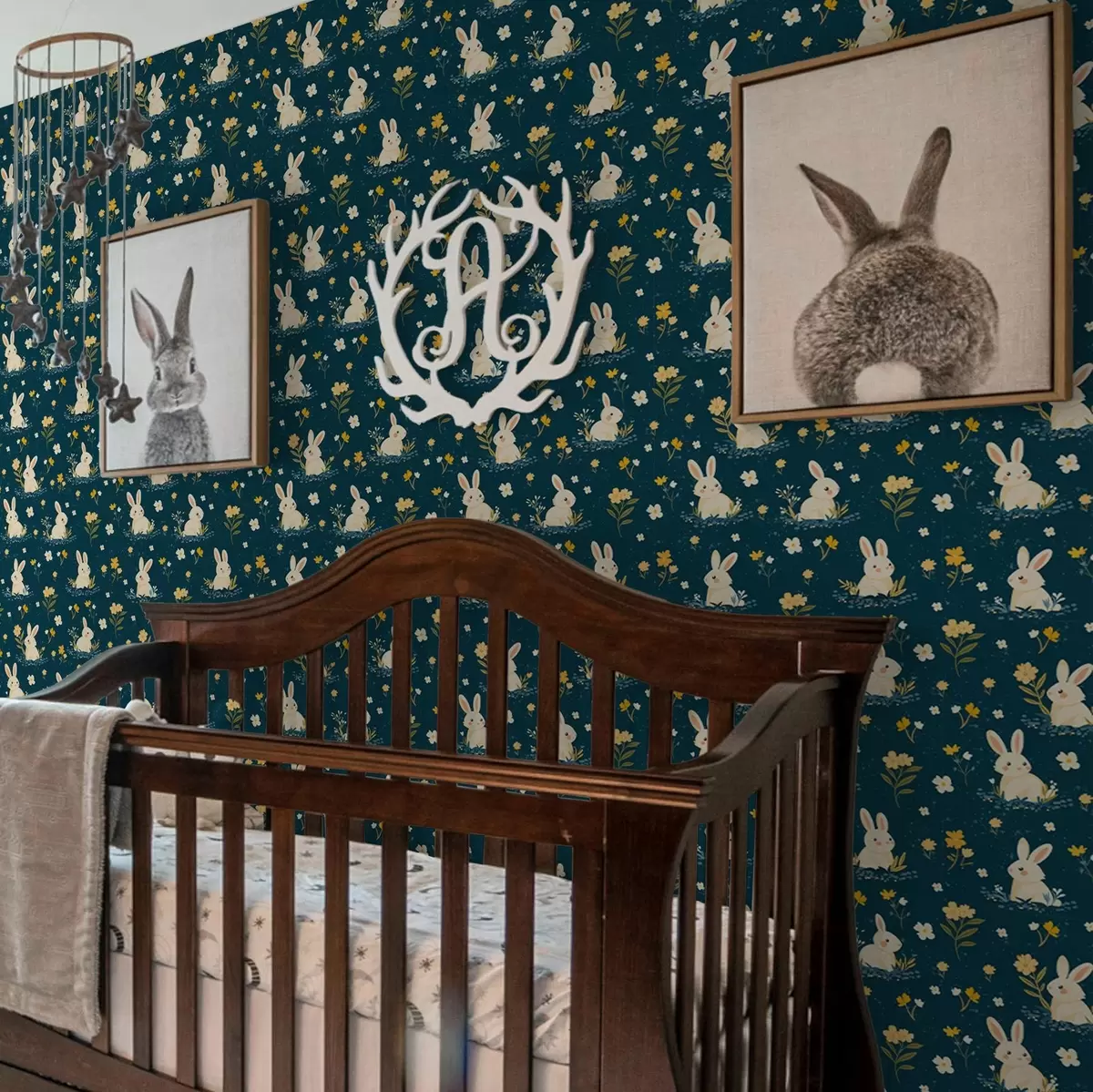 Tapetes Truši zālē un ziedos uz tumša fona a00080