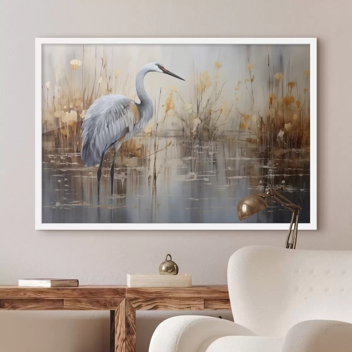 Plakāts Pelēks gārnis stāv dīķī, ko ieskauj augsti, plāni augi; fons ir maigs smilškrāsas un baltā krāsā f43398