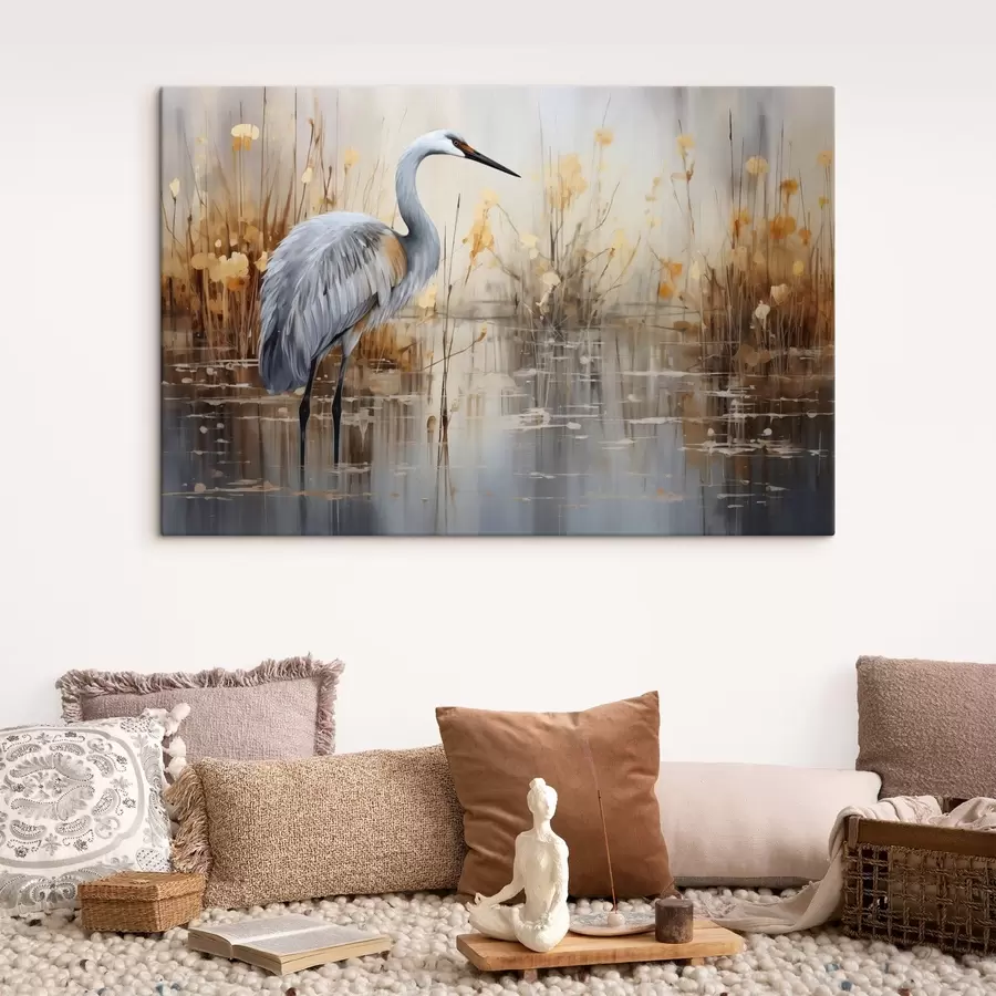 Glezna Pelēks gārnis stāv dīķī, ko ieskauj augsti, plāni augi; fons ir maigs smilškrāsas un baltā krāsā s43398