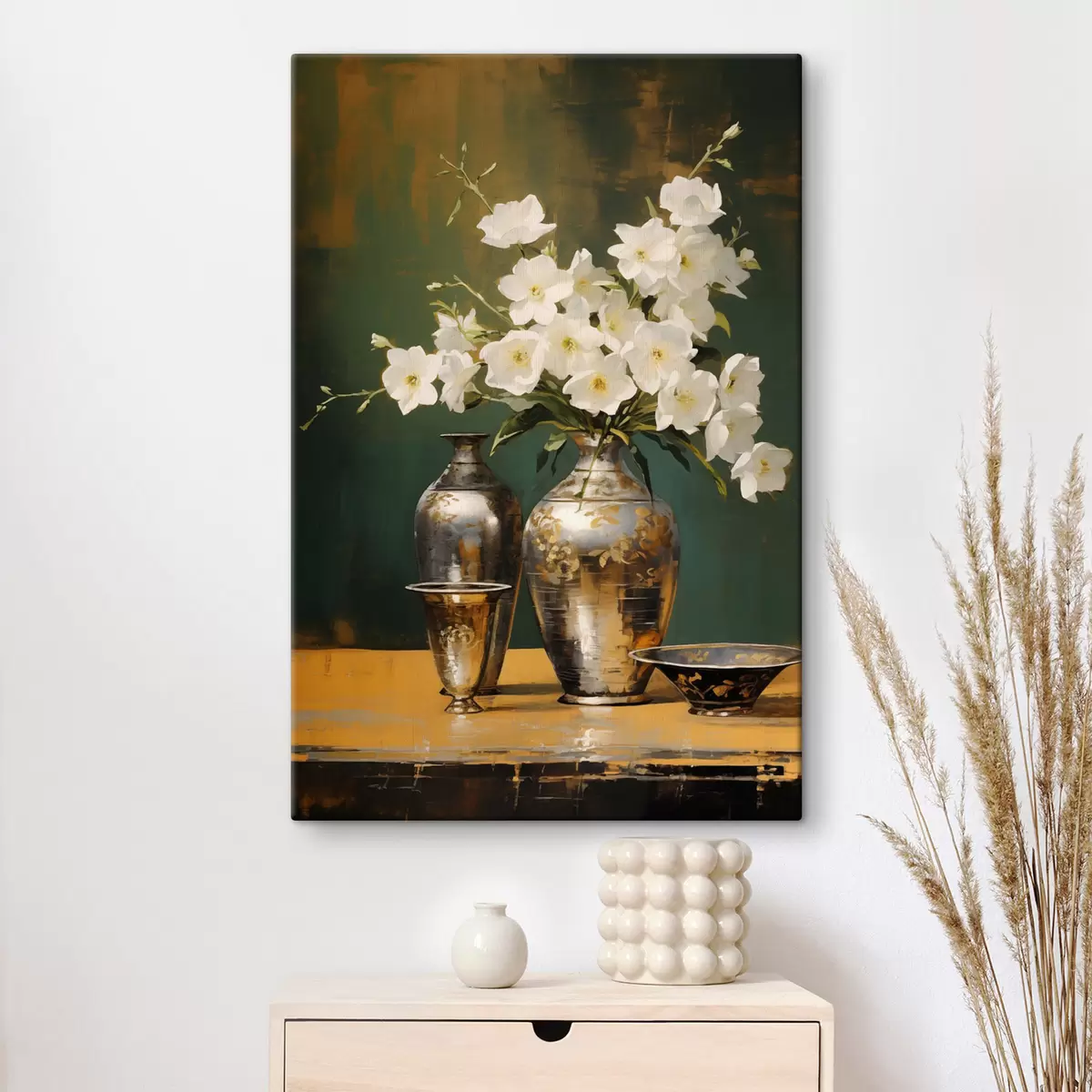 Glezna Baltu ziedu klusā daba vāzē ar dekoratīvām vāzēm un bļodu uz zaļa galda, tumši zaļš fons s43408