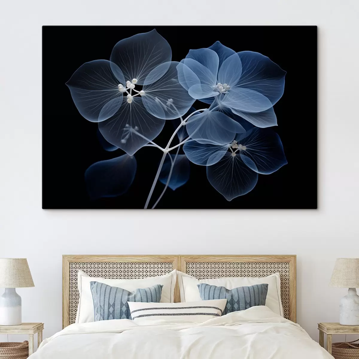 Glezna Caurspīdīgs zils hortenzijas zieds ar ziliem kociņiem un smalku kātu uz melna fona s43395
