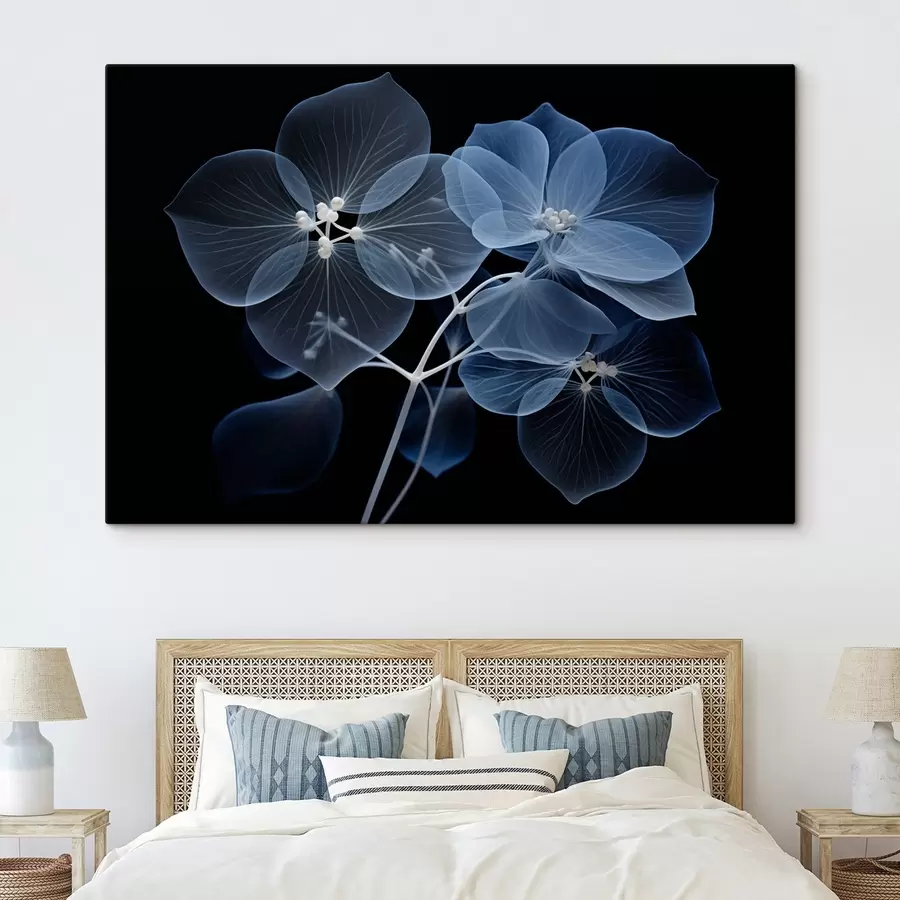 Glezna Caurspīdīgs zils hortenzijas zieds ar ziliem kociņiem un smalku kātu uz melna fona s43395