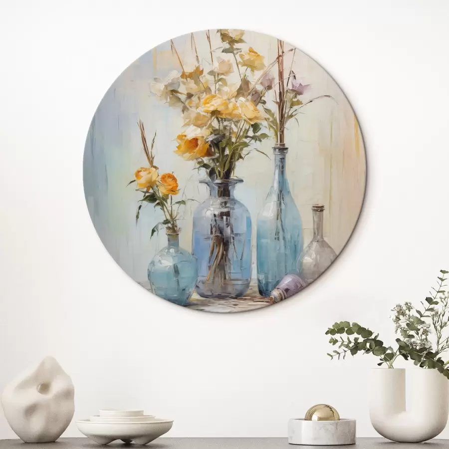 Glezna Dzeltenu rožu klusā daba zilās stikla vāzēs, viegls teksturēts fons, maigi triepieni ar otu, eļļas glezniecības stilā r43409