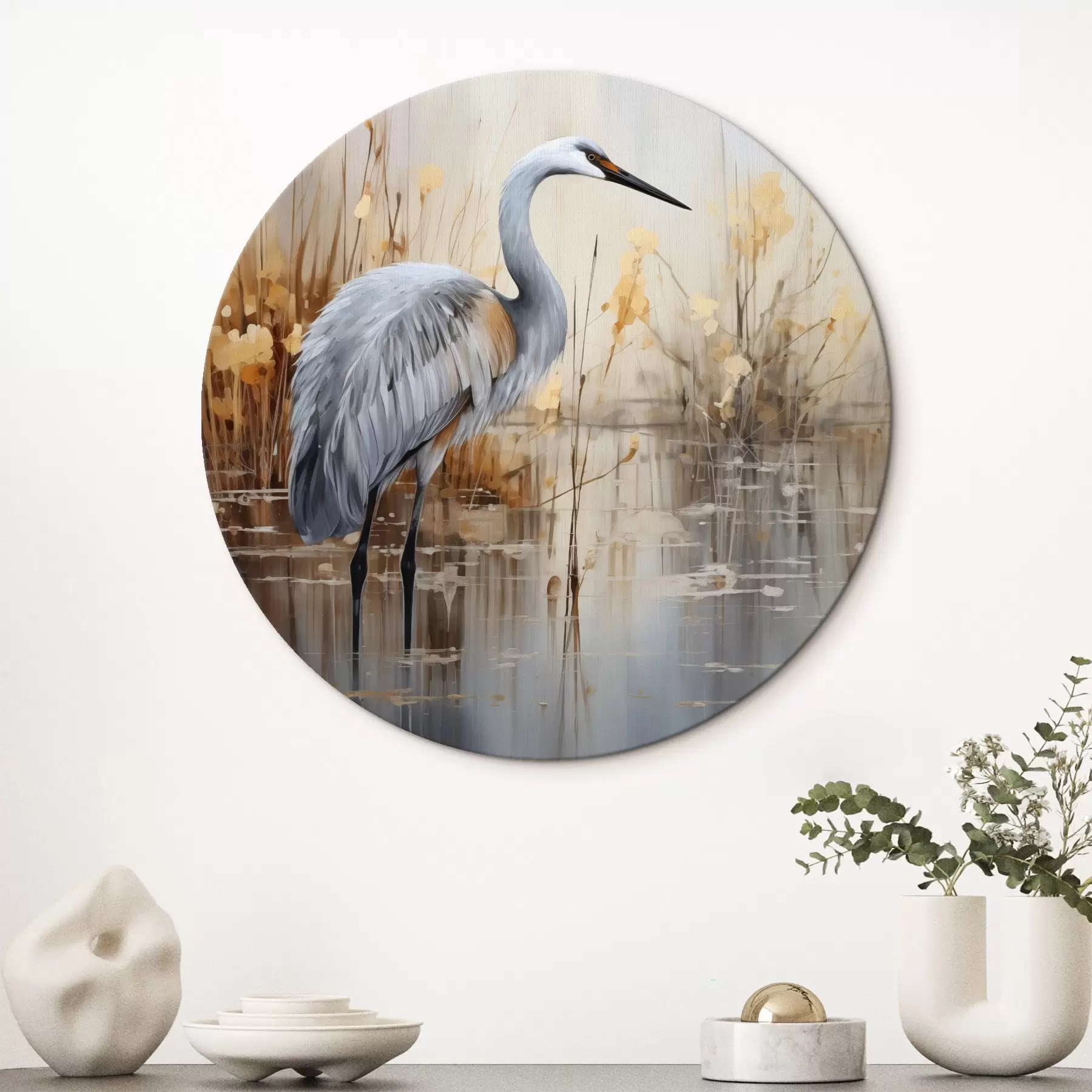 Fototapetes Pelēks gārnis stāv dīķī, ko ieskauj augsti, plāni augi; fons ir maigs smilškrāsas un baltā krāsā r43398