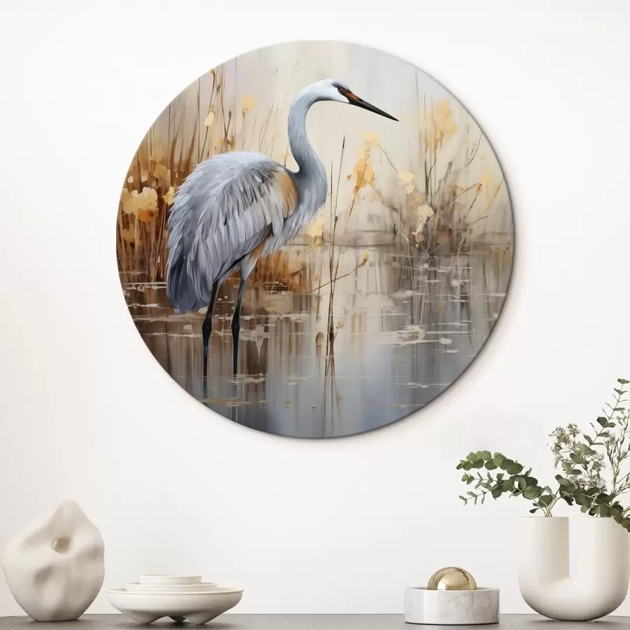 Glezna Pelēks gārnis stāv dīķī, ko ieskauj augsti, plāni augi; fons ir maigs smilškrāsas un baltā krāsā r43398