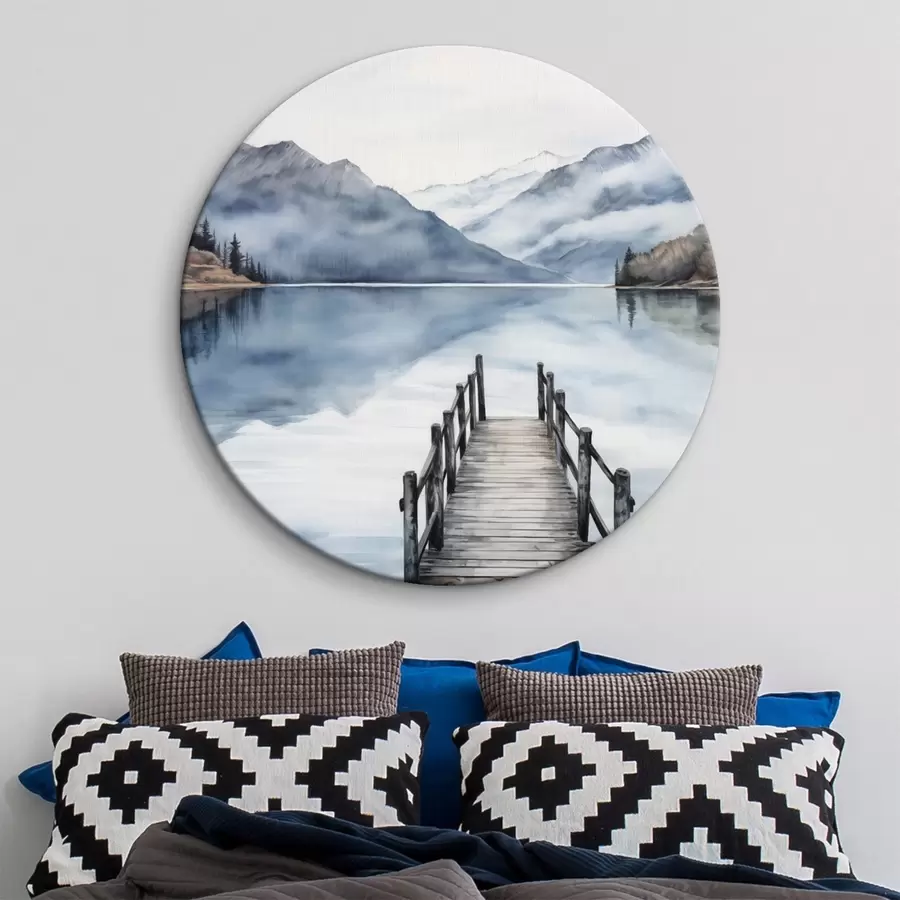 Glezna Akvareļu stilā akvareļu stilā veidota koka piestātne stiepjas uz klusu ezeru, ko ieskauj kalni un mūžzaļi koki r43405