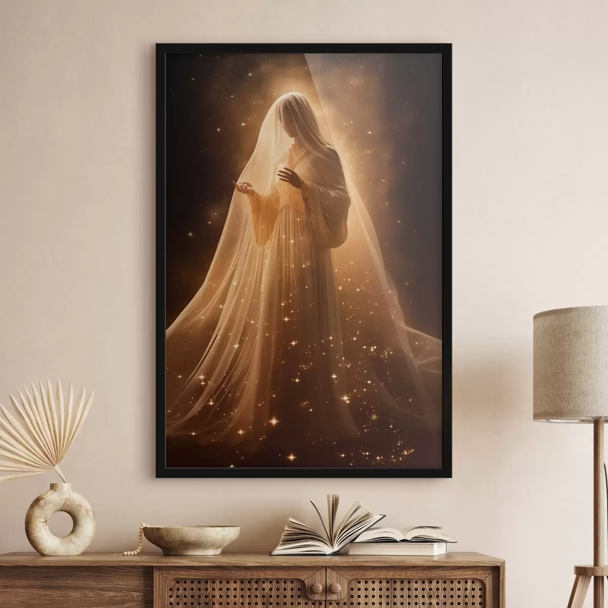 Plakāts Meitene kleitā uz tumša fona f43470