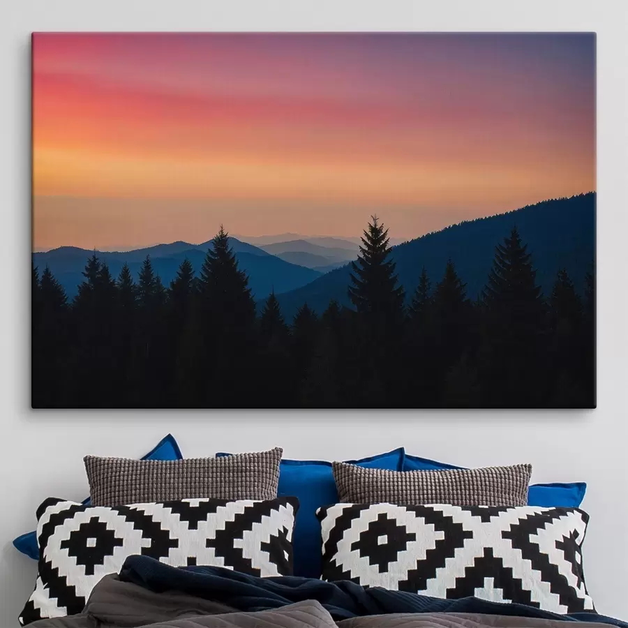 Glezna Melnais mežs saulrieta laikā s44096