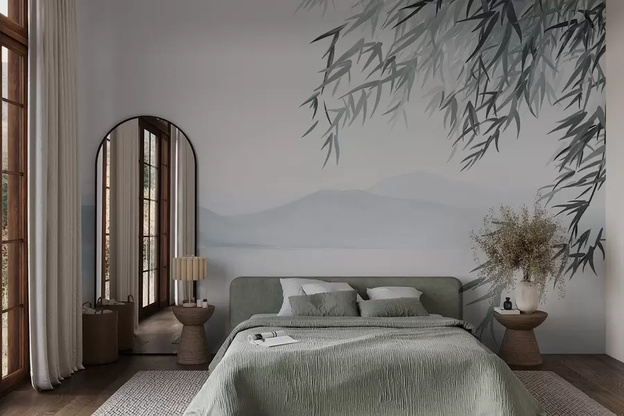 Fototapetes Bambusa lapas karājas virs ezera ar kalniem fonā, maigi zili un balti toņi, tintes mazgāšanas glezniecības stilā w09048