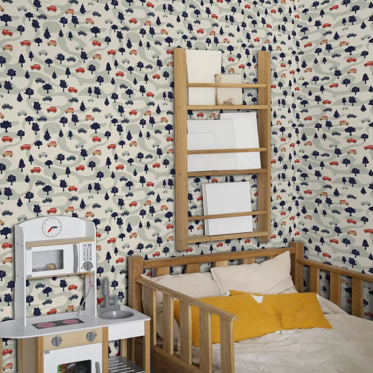 Tapetes Smieklīgas automašīnas starp kokiem uz krēmkrāsas fona a00119