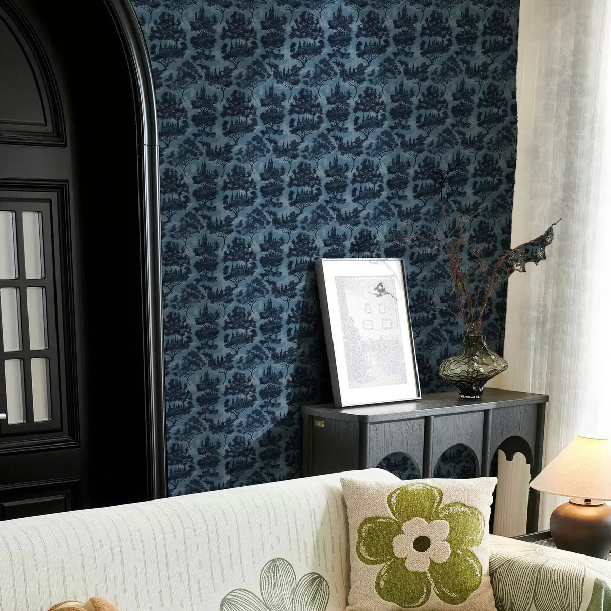 Tapetes Gotikas pilis starp kokiem nakts mežā a00130v1