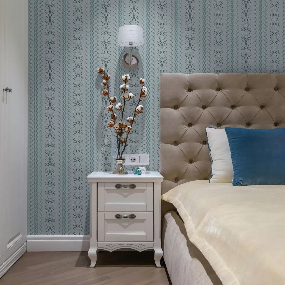 Tapetes Ģeometrija ar ukraiņu izšuvumu uz zila fona a00139