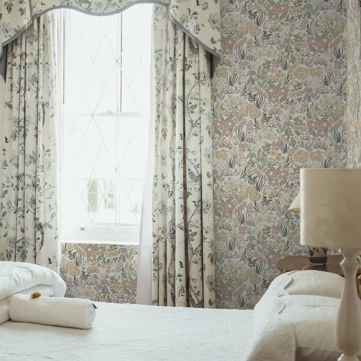 Tapetes Akvareļkrāsaini savvaļas ziedi uz krēmkrāsas fona a00154