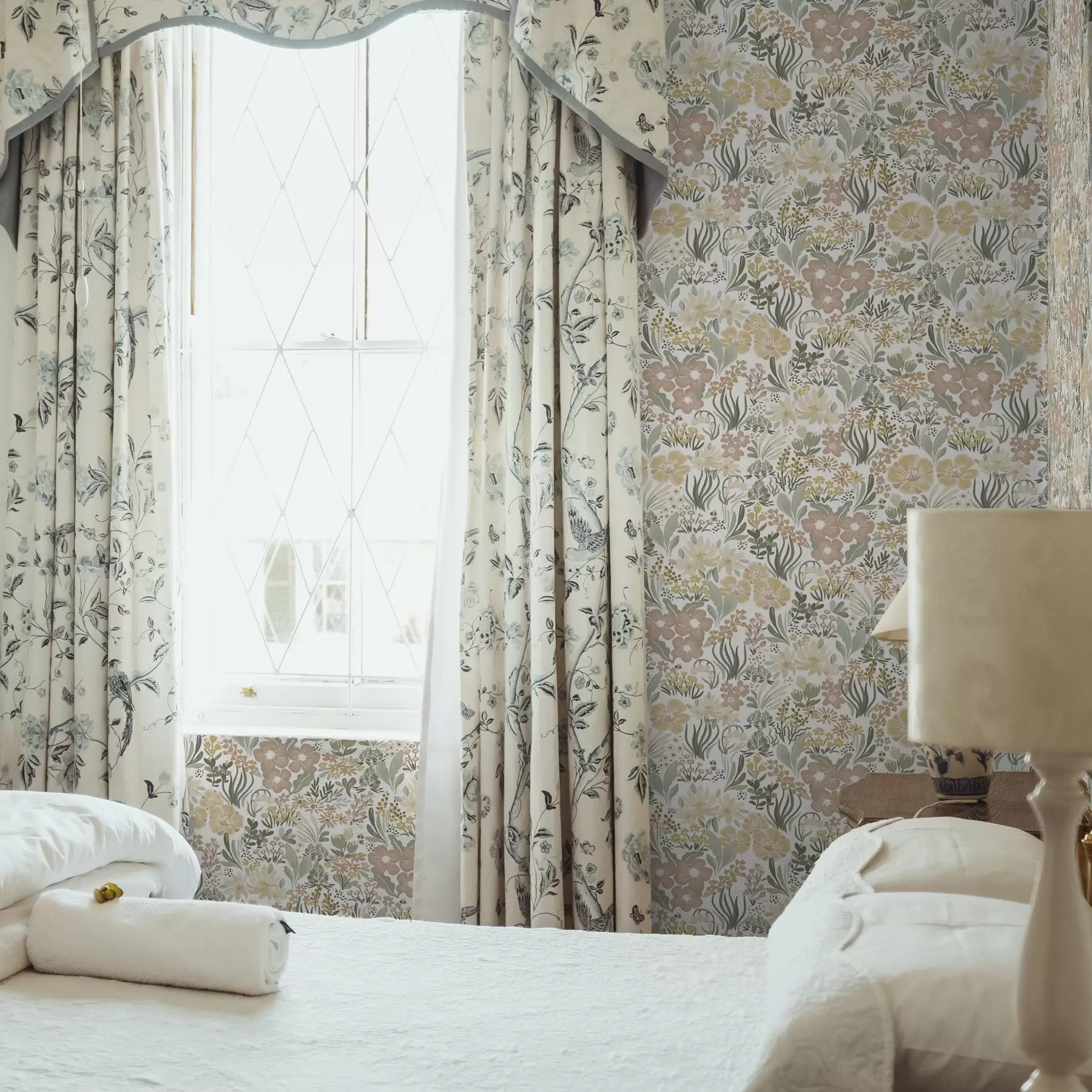 Fototapetes Akvareļkrāsaini savvaļas ziedi uz krēmkrāsas fona a00154